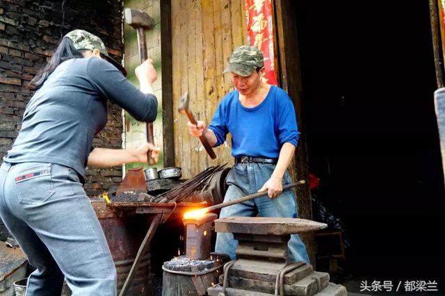 千年古王城，湖南武冈古城，城门洞子铁匠铺：打铁匠叮当几十年 坚守传统手艺