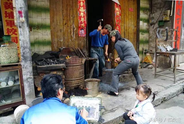 千年古王城，湖南武冈古城，城门洞子铁匠铺：打铁匠叮当几十年 坚守传统手艺