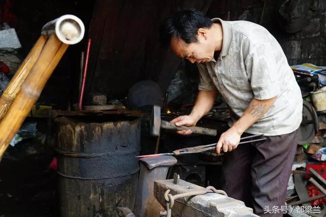千年古王城，湖南武冈古城，城门洞子铁匠铺：打铁匠叮当几十年 坚守传统手艺