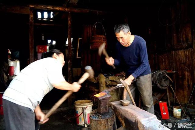 千年古王城，湖南武冈古城，城门洞子铁匠铺：打铁匠叮当几十年 坚守传统手艺
