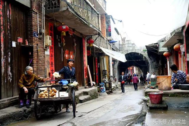 千年古王城，湖南武冈古城，城门洞子铁匠铺：打铁匠叮当几十年 坚守传统手艺