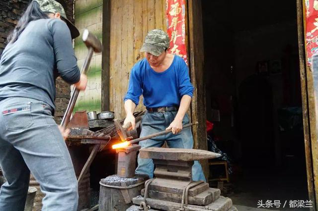 千年古王城，湖南武冈古城，城门洞子铁匠铺：打铁匠叮当几十年 坚守传统手艺