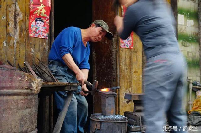 千年古王城，湖南武冈古城，城门洞子铁匠铺：打铁匠叮当几十年 坚守传统手艺