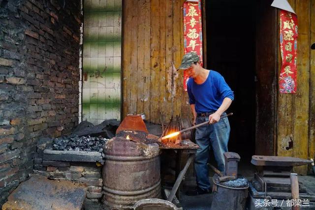 千年古王城，湖南武冈古城，城门洞子铁匠铺：打铁匠叮当几十年 坚守传统手艺