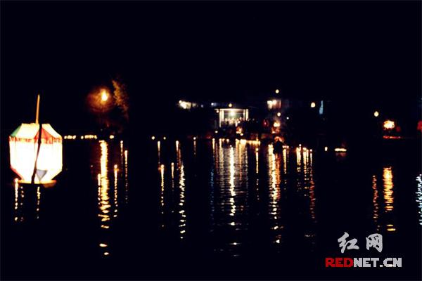 绥宁柳塘苗乡老少放水灯 传承千年民俗文化