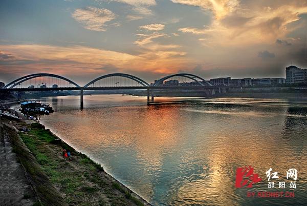 邵阳西湖桥：赤橙黄绿青蓝紫 谁持彩练当空舞