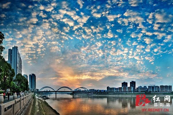 邵阳西湖桥：赤橙黄绿青蓝紫 谁持彩练当空舞