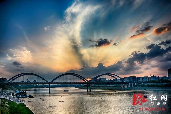 邵阳西湖桥：赤橙黄绿青蓝紫 谁持彩练当空舞