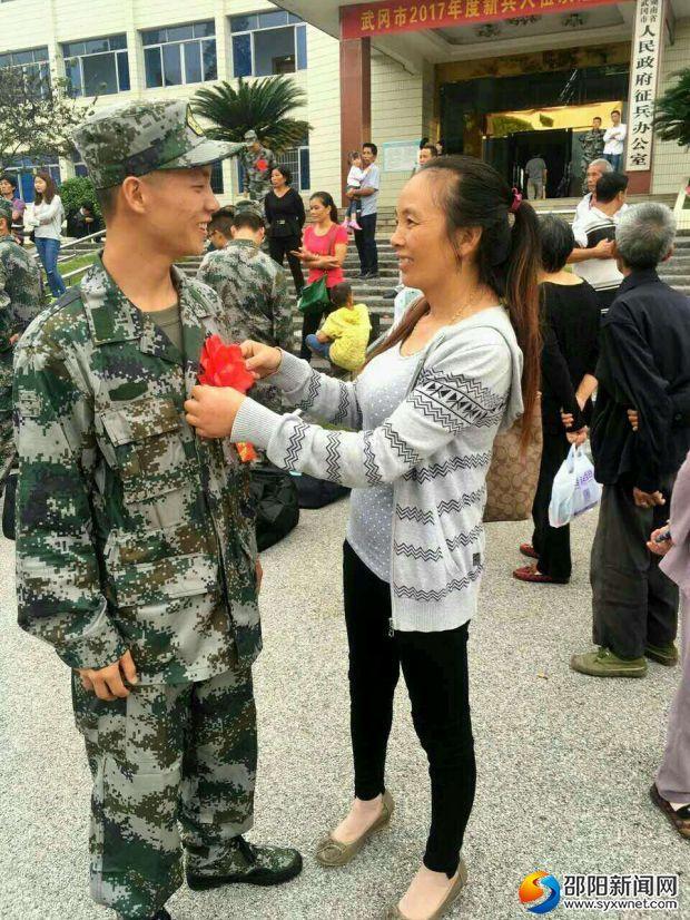 又到一年送兵时 武冈新兵陆续踏上征途