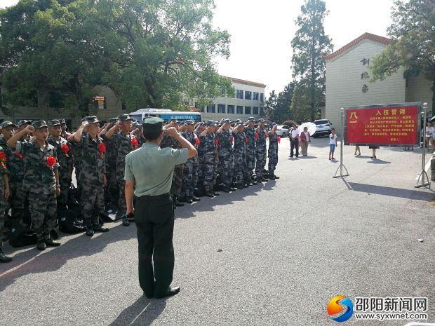 又到一年送兵时 武冈新兵陆续踏上征途
