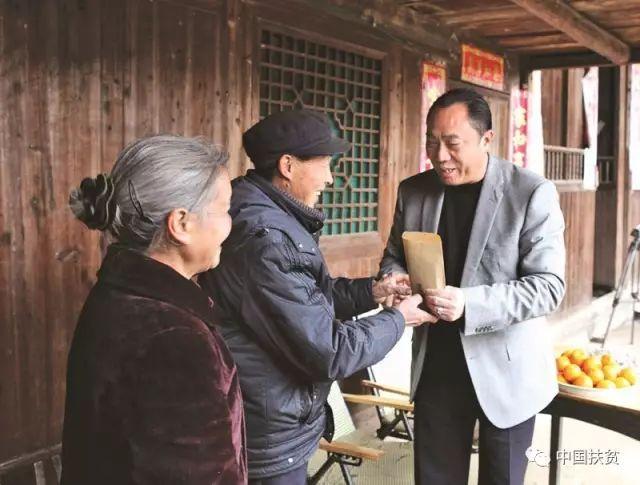 「脱贫英雄榜」向长江：亿万富翁扶贫记