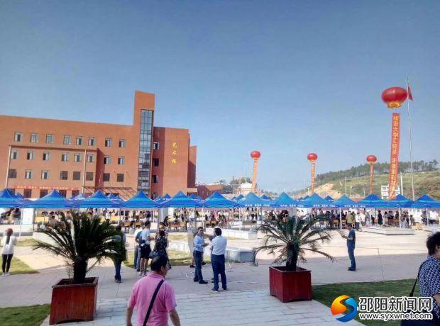 湘中幼儿师范高等专科学校喜迎第一批学生