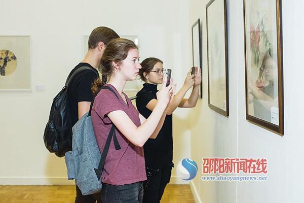 邵阳画家周冰倾倒俄罗斯“画迷” 展现中国工笔画魅力