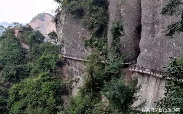 崀山“驼峰栈道”之“龙口吞珠”！