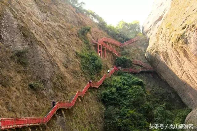 崀山“驼峰栈道”之“龙口吞珠”！