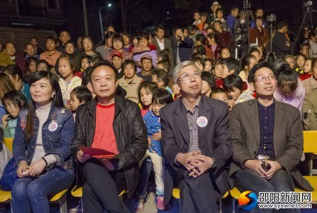 隆回县村级首台演出车首秀唱响文明村新生活