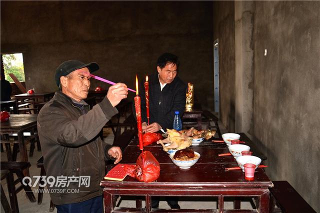 实拍邵东农村建房“圆垛”仪式 屋顶上抛现金红包！