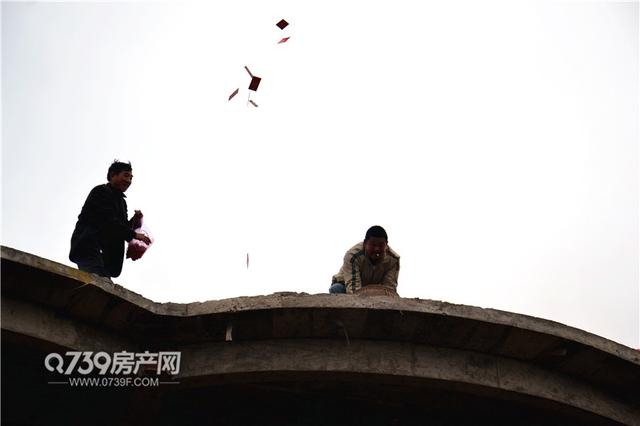 实拍邵东农村建房“圆垛”仪式 屋顶上抛现金红包！