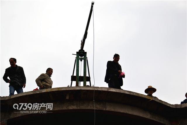 实拍邵东农村建房“圆垛”仪式 屋顶上抛现金红包！