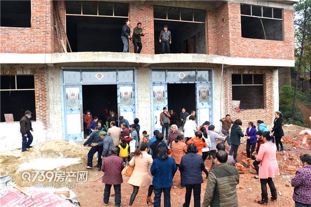 实拍邵东农村建房“圆垛”仪式 屋顶上抛现金红包！