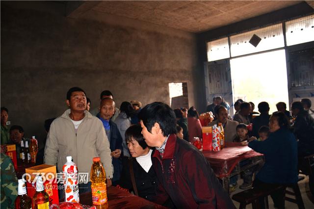 实拍邵东农村建房“圆垛”仪式 屋顶上抛现金红包！
