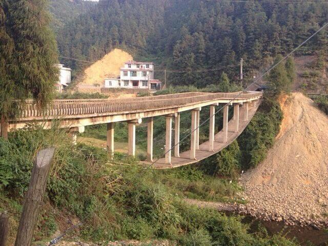 我国建造的怪桥，桥墩悬空30多年都安然无恙，到底有什么秘密？