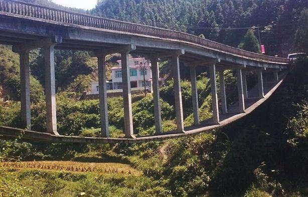 我国建造的怪桥，桥墩悬空30多年都安然无恙，到底有什么秘密？