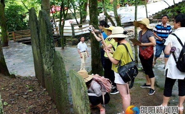 湖南省侗学会怀化学院联合赴绥宁调研侗寨申遗