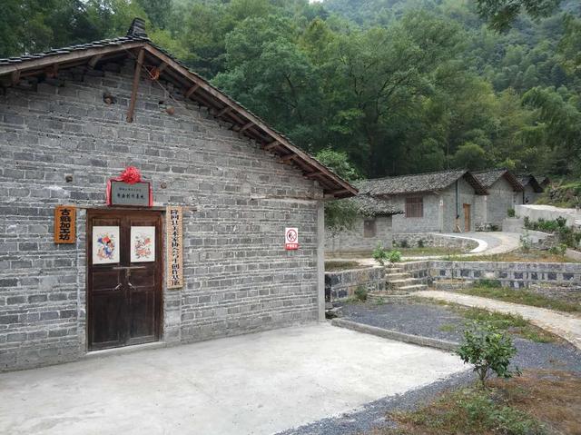 大家好，给大家介绍一下，这是手工抄纸