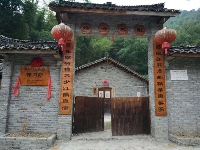 大家好，给大家介绍一下，这是手工抄纸