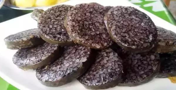 绥宁的特色美食“灌肠耙”圆滑似柏、米血相间，勾起我一地口水