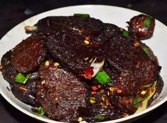 绥宁的特色美食“灌肠耙”圆滑似柏、米血相间，勾起我一地口水