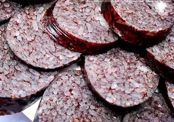 绥宁的特色美食“灌肠耙”圆滑似柏、米血相间，勾起我一地口水