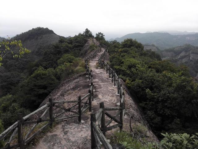 八角寨风光欣赏之一：站在龙脊欣赏八角寨