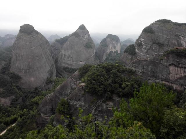 八角寨风光欣赏之一：站在龙脊欣赏八角寨
