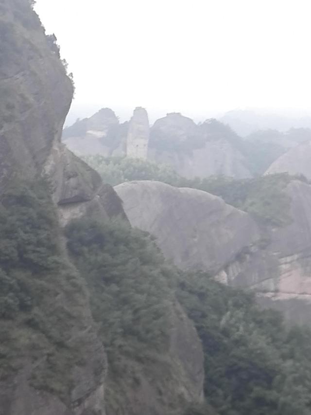 八角寨风光欣赏之一：站在龙脊欣赏八角寨