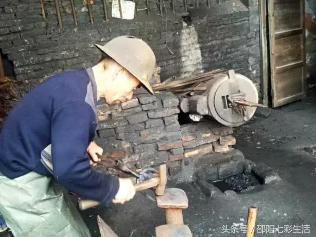邵阳县塘田市镇，还有一座在最后“坚守”的铁匠铺
