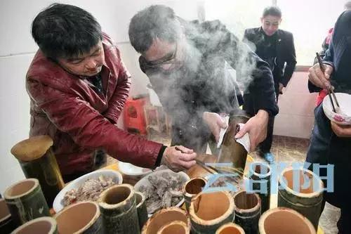 “竹筒烤肉”会成为新邵陈家坊的特色小吃吗？据说还申请了专利！