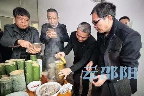 “竹筒烤肉”会成为新邵陈家坊的特色小吃吗？据说还申请了专利！