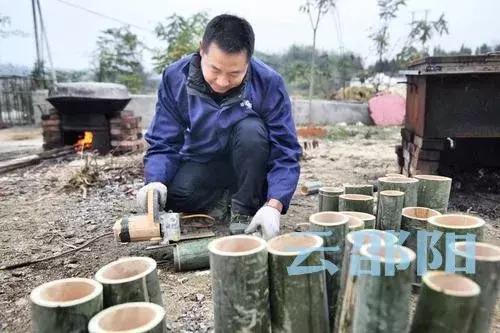 “竹筒烤肉”会成为新邵陈家坊的特色小吃吗？据说还申请了专利！