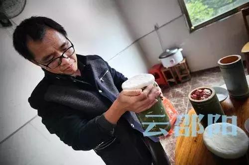 “竹筒烤肉”会成为新邵陈家坊的特色小吃吗？据说还申请了专利！
