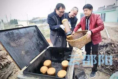 “竹筒烤肉”会成为新邵陈家坊的特色小吃吗？据说还申请了专利！