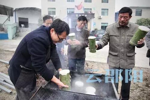 “竹筒烤肉”会成为新邵陈家坊的特色小吃吗？据说还申请了专利！