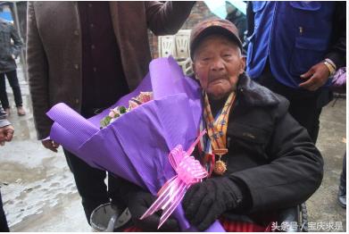 湖南邵阳市百岁抗战老兵曾瑞田在国家公祭日发起民间祭奠活动