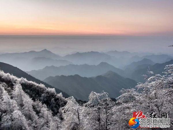 新邵岳坪峰国家森林公园：雾凇景观美如画