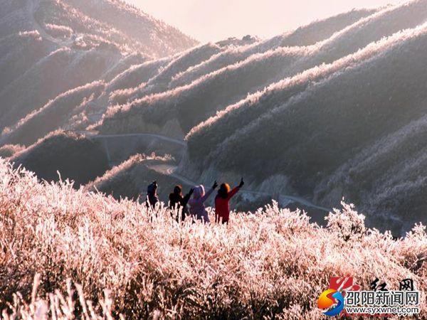 新邵岳坪峰国家森林公园：雾凇景观美如画