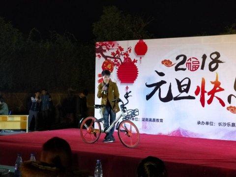 校企合作助推山区贫困学子省城展风流