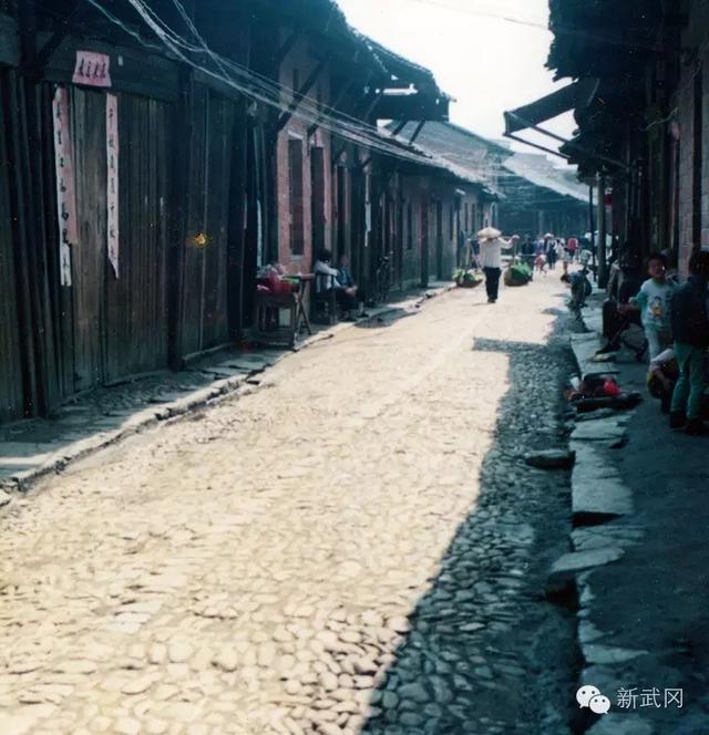 你们都在晒18岁的照片，我却想晒晒18年前的武冈！