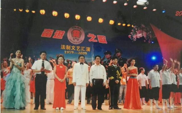 中国崀山极具魅力的实力派男高音歌唱家——李绍良