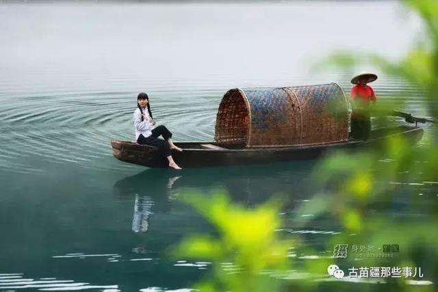 郎在青山打石头 妹在河边看水牛 石头打在牛背上 看你抬头不抬头